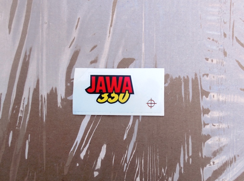 Samolepka Jawa 350 - malá žluto-červená - Kliknutím na obrázek zavřete